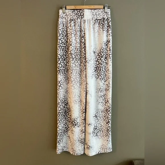 OLIVACEOUS Wide Leg Gray & White Leopard Print Flowy Pants size small - Picture 4 of 11